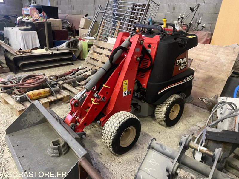 PORTE-OUTILS DITCH WITCH ZAHN R300 - Loader: picture 1 PORTE-OUTILS DITCH WITCH ZAHN R300 - Loader: picture 1