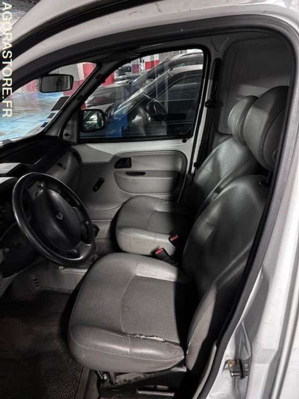 Renault Kangoo - 2004 - ESSENCE BATTERIE HS - Small van: picture 4 Renault Kangoo - 2004 - ESSENCE BATTERIE HS - Small van: picture 4