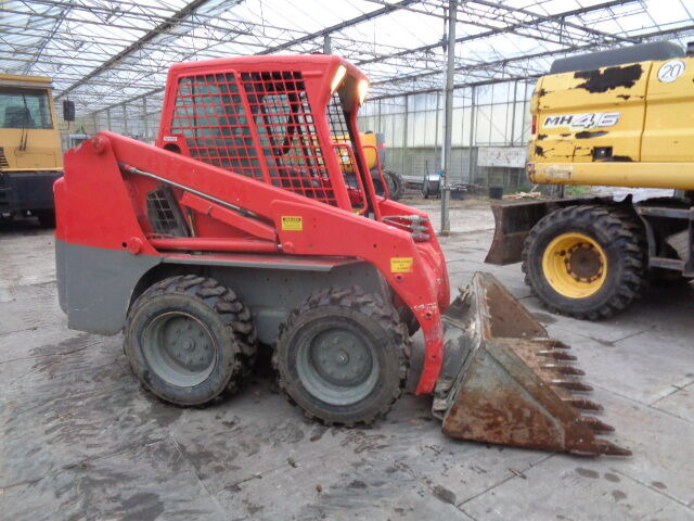 Skid steer loader Bobcat S130: picture 7