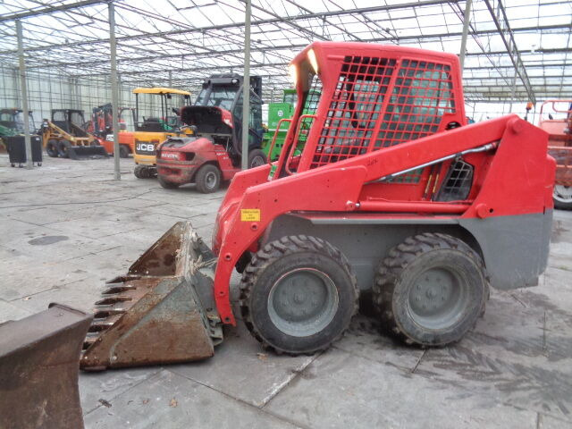 Skid steer loader Bobcat S130: picture 13