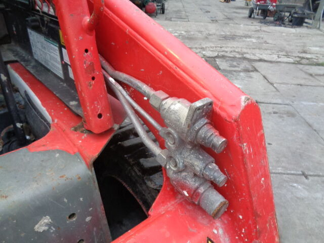 Skid steer loader Bobcat S130: picture 6