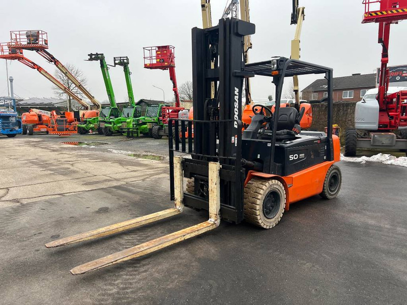 Doosan B50X5 5T 6m Triplex non-marking (1840) - Electric forklift: picture 3 Doosan B50X5 5T 6m Triplex non-marking (1840) - Electric forklift: picture 3