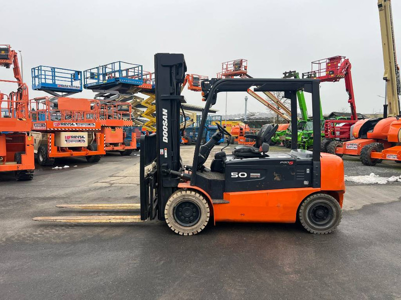 Doosan B50X5 5T 6m Triplex non-marking (1840) - Electric forklift: picture 2 Doosan B50X5 5T 6m Triplex non-marking (1840) - Electric forklift: picture 2