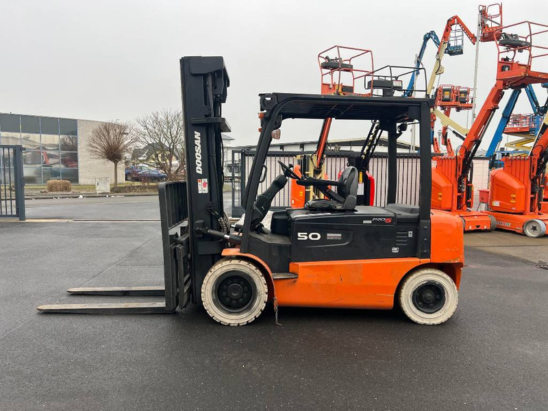 Doosan B50X5 5T 6m Triplex non-marking (1841) - Electric forklift: picture 2 Doosan B50X5 5T 6m Triplex non-marking (1841) - Electric forklift: picture 2