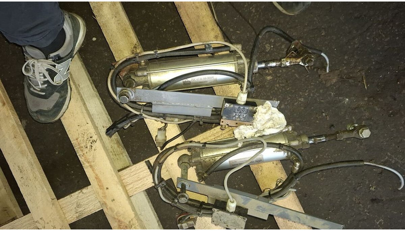 Neoplan BODE цилиндр закрытия - Hydraulic cylinder: picture 1 Neoplan BODE цилиндр закрытия - Hydraulic cylinder: picture 1