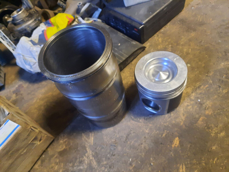 Scania - Engine and parts: picture 1 Scania - Engine and parts: picture 1