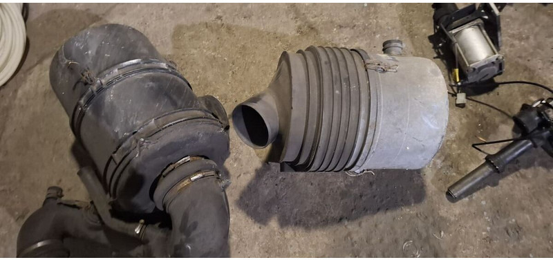 Volvo B12 - Air intake system: picture 1 Volvo B12 - Air intake system: picture 1