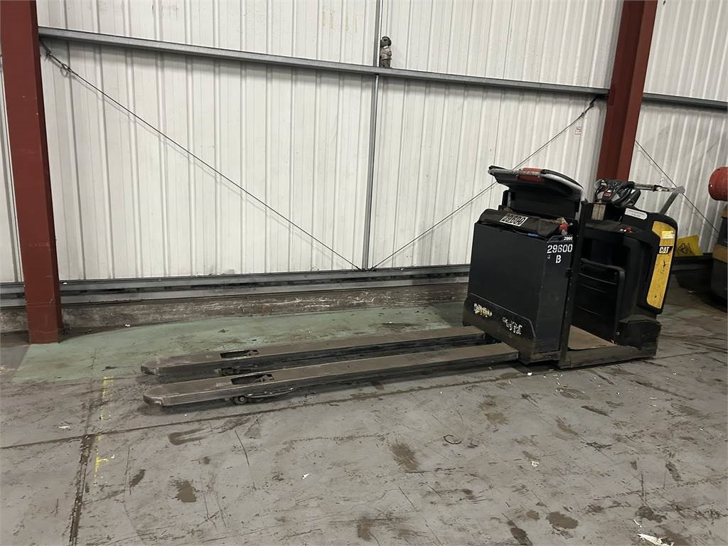 CAT NO2ONE - Pallet truck: picture 2 CAT NO2ONE - Pallet truck: picture 2