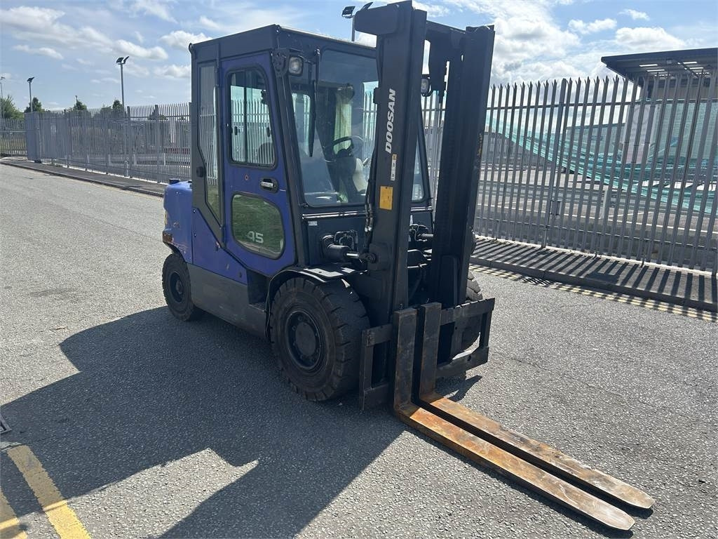 Doosan D45SC-5 - Diesel forklift: picture 3 Doosan D45SC-5 - Diesel forklift: picture 3