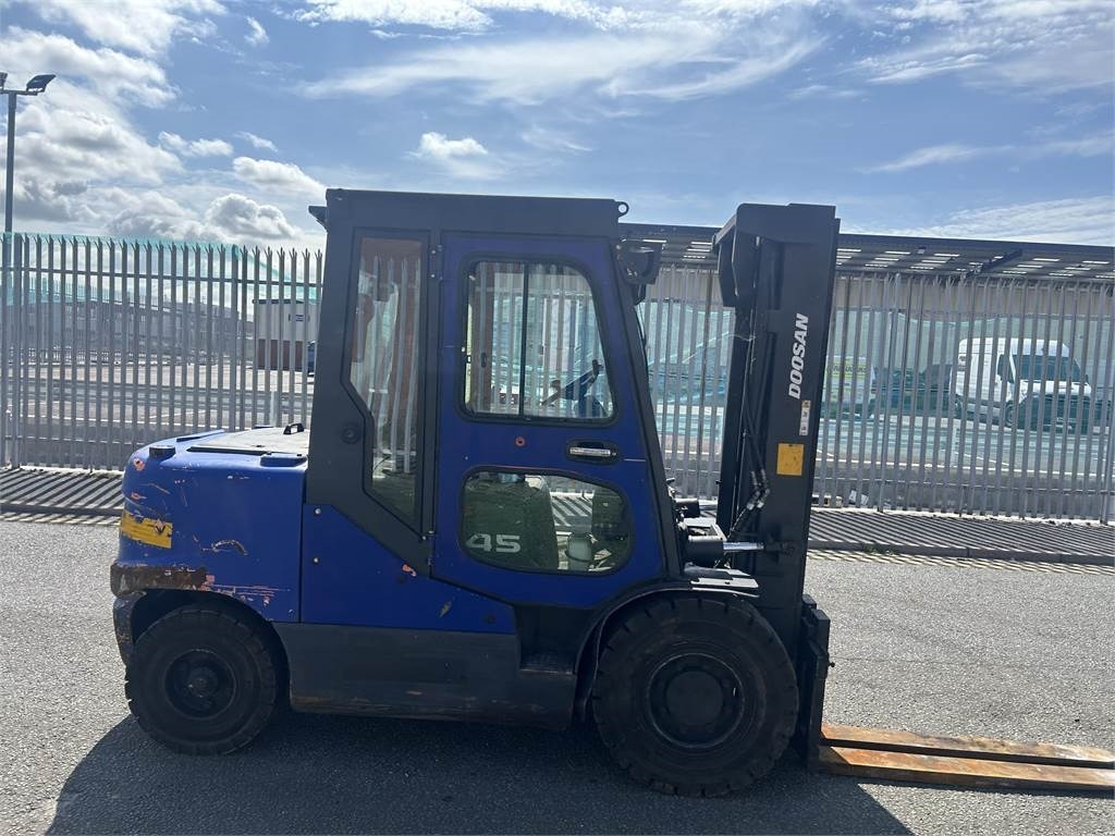 Doosan D45SC-5 - Diesel forklift: picture 4 Doosan D45SC-5 - Diesel forklift: picture 4