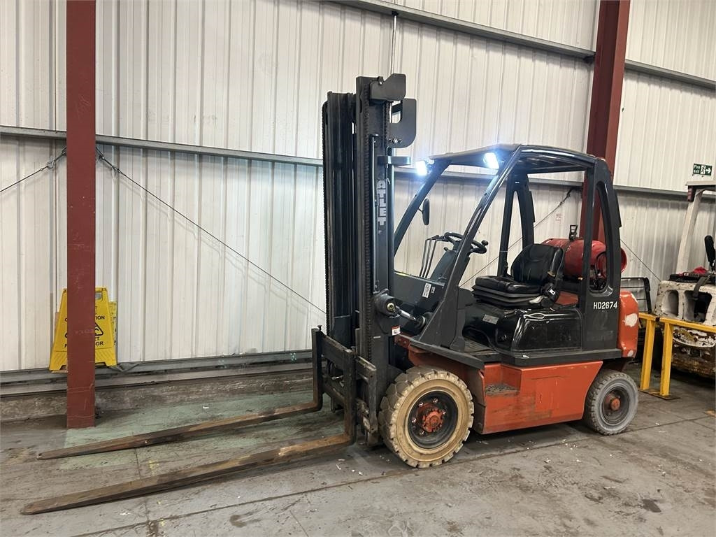 Nissan UD02A20PQ - LPG forklift: picture 2 Nissan UD02A20PQ - LPG forklift: picture 2