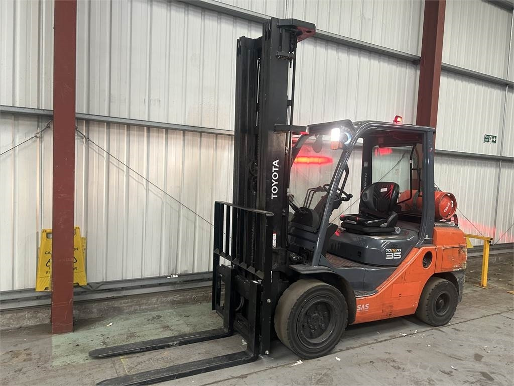 Toyota 02-8FGJF35 - LPG forklift: picture 2 Toyota 02-8FGJF35 - LPG forklift: picture 2