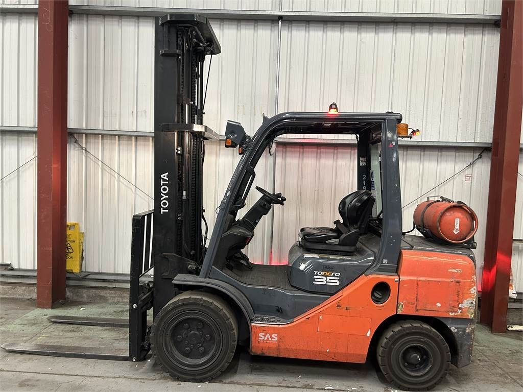 Toyota 02-8FGJF35 - LPG forklift: picture 1 Toyota 02-8FGJF35 - LPG forklift: picture 1