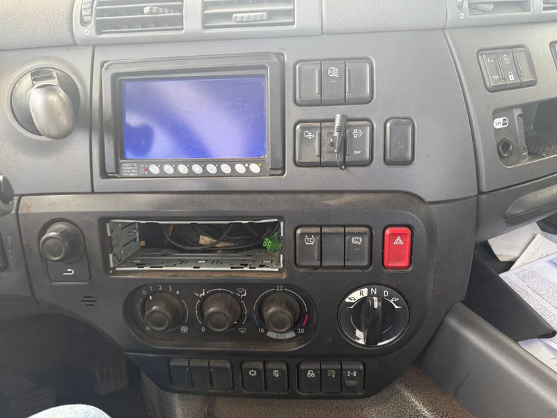 Cab chassis truck DAF CF 400 6X2 EURO 6 - ONLY 689.209 KM + STEERING AXLE: picture 9