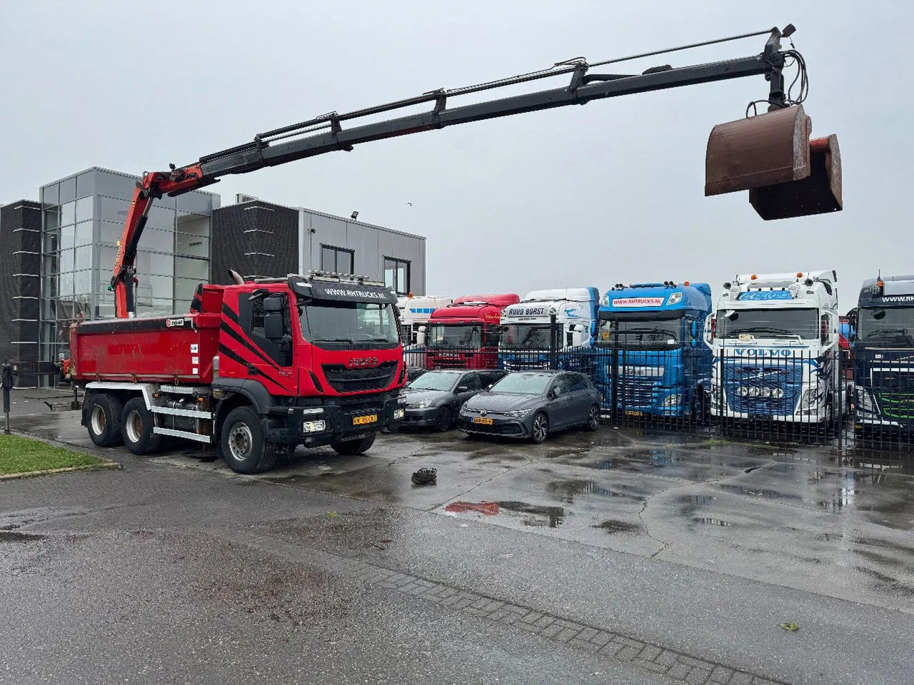 Iveco Trakker 500 6X4 EURO 6 KIPPER + PALFINGER PK1800 - Crane truck: picture 1 Iveco Trakker 500 6X4 EURO 6 KIPPER + PALFINGER PK1800 - Crane truck: picture 1