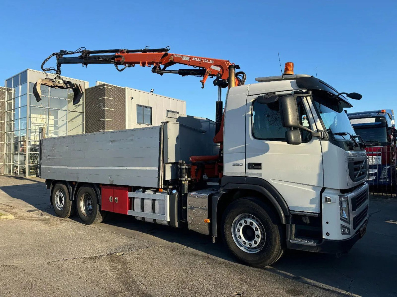 Volvo FM 330 6X2 - EURO 5 + ATLAS 126.3E A2 + REMOTE + - Crane truck: picture 2 Volvo FM 330 6X2 - EURO 5 + ATLAS 126.3E A2 + REMOTE + - Crane truck: picture 2