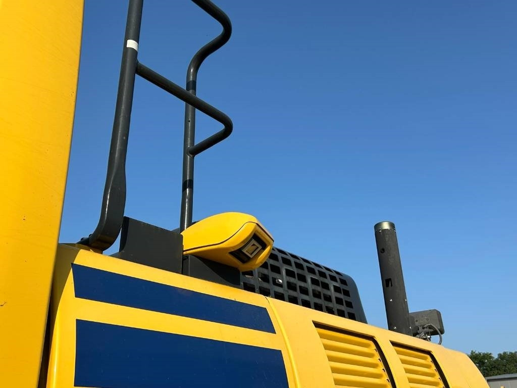 Crawler excavator KOMATSU PC210 LC-11: picture 14