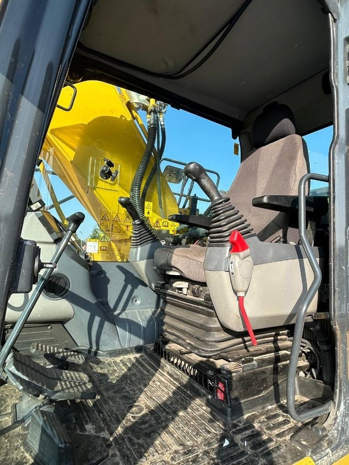 Crawler excavator KOMATSU PC210 LC-11: picture 17