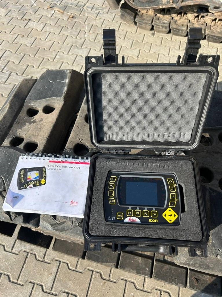 Crawler excavator KOMATSU PC210 LC-11: picture 16