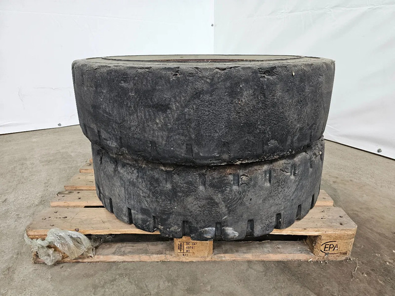 Michelin FULL RUBBER - 315/80R22.5 - Tire for Truck: picture 2 Michelin FULL RUBBER - 315/80R22.5 - Tire for Truck: picture 2
