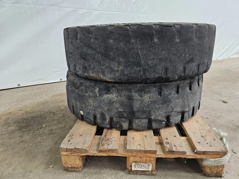 Michelin FULL RUBBER - 315/80R22.5 - Tire for Truck: picture 3 Michelin FULL RUBBER - 315/80R22.5 - Tire for Truck: picture 3