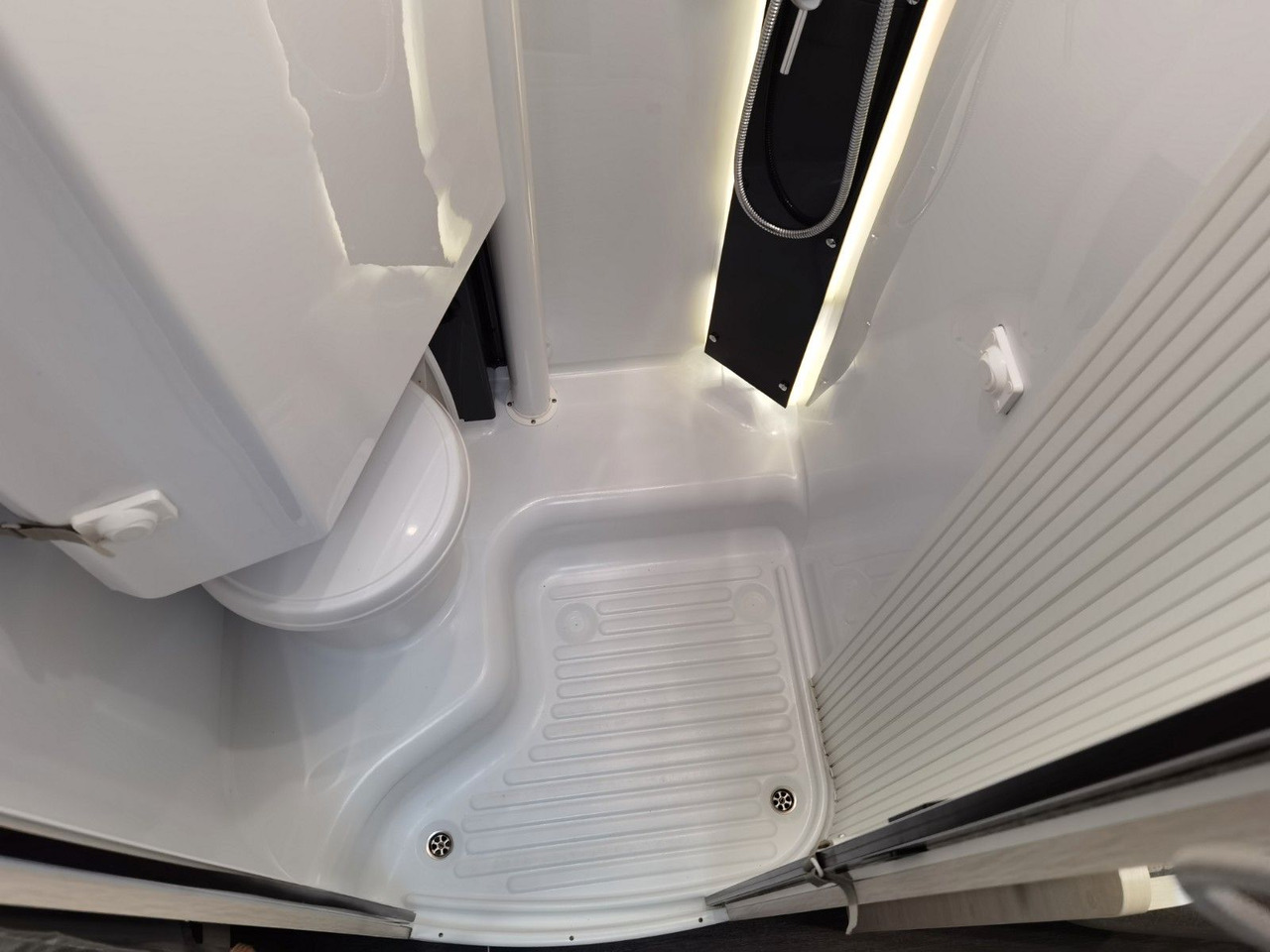 Semi-integrated motorhome Chausson 627 GA TITANIUM -PREMIUM /EINZELBETTEN & HUBBETT: picture 23