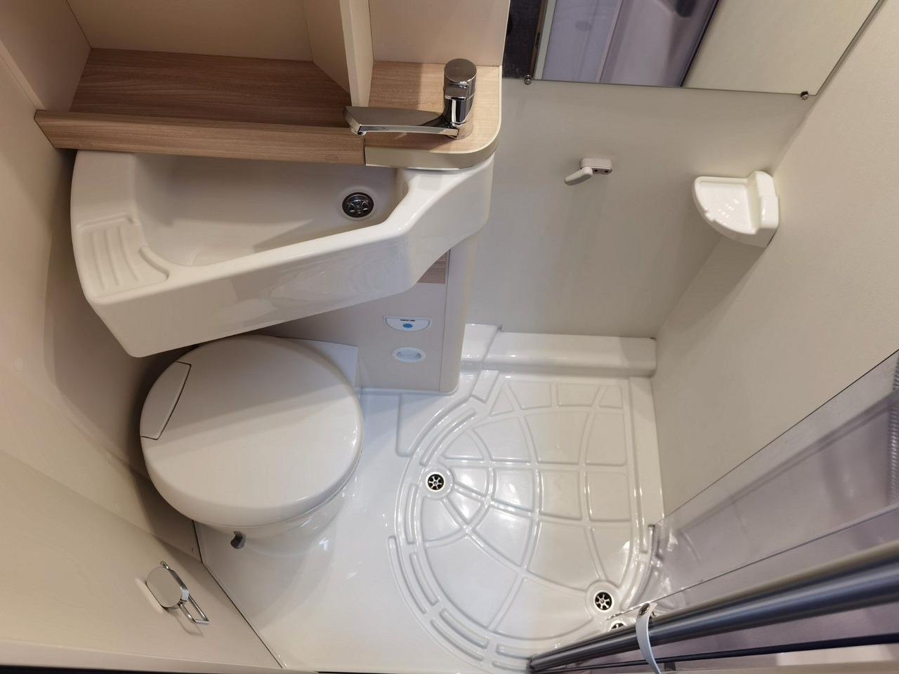 Alcove motorhome Eura Mobil ACTIVA ONE 690 HB / 180PS-40H MAXI/ PANORAMADACH: picture 23