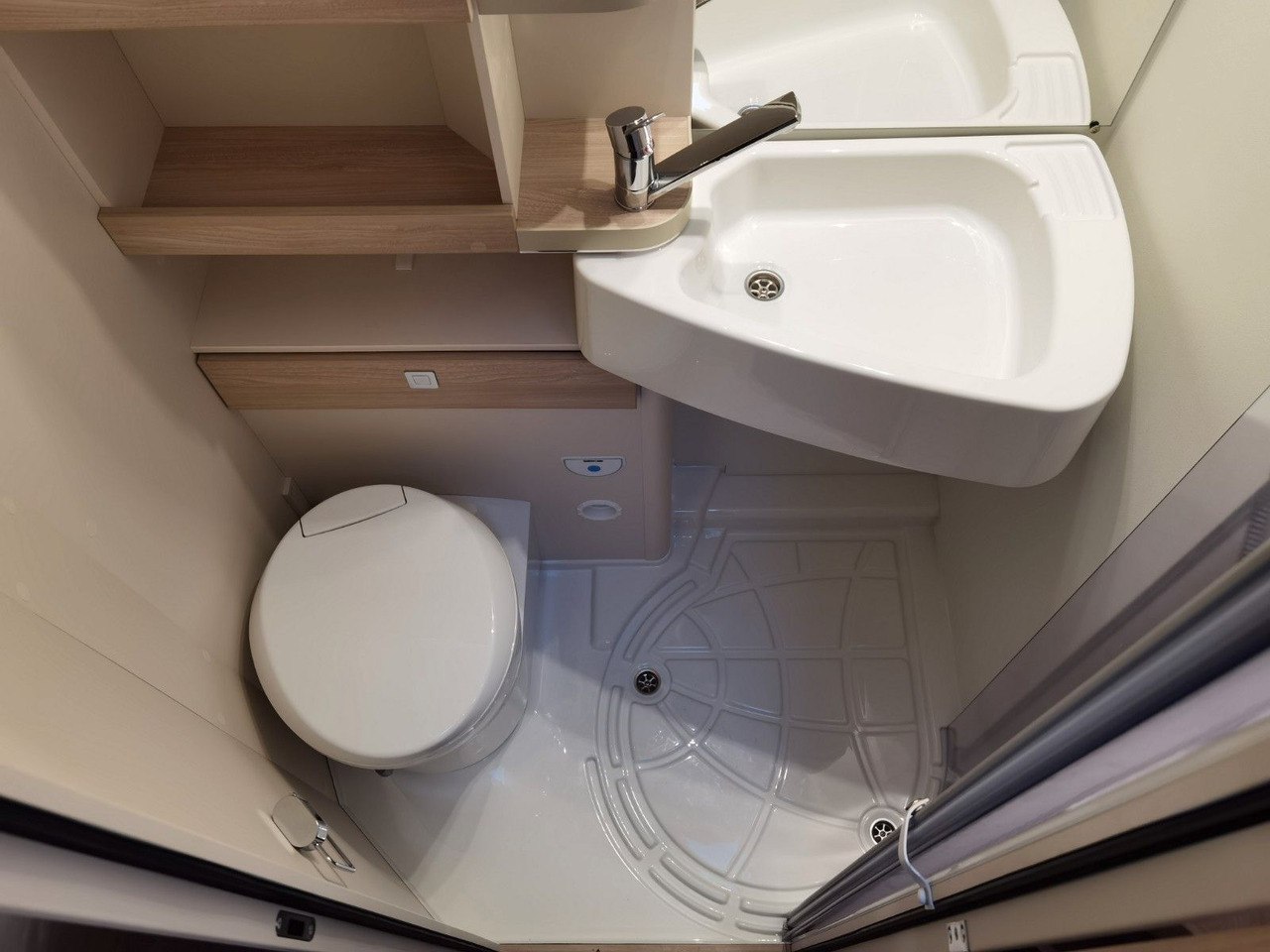 Alcove motorhome Eura Mobil ACTIVA ONE 690 HB / 180PS-9G AUTOMATIK -40H MAXI: picture 21