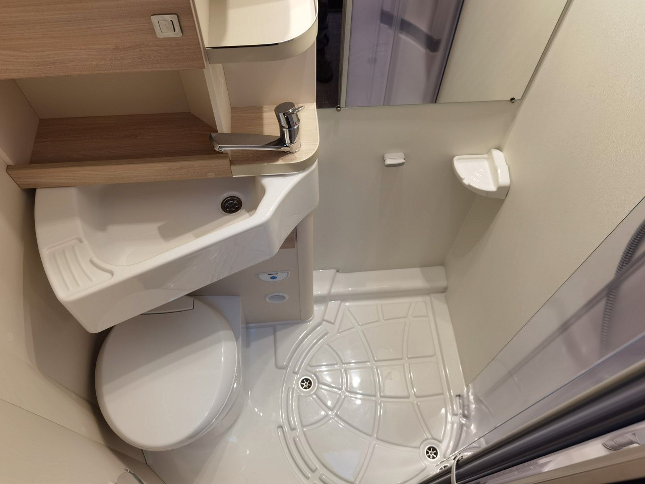 Alcove motorhome Eura Mobil ACTIVA ONE 690 HB / 180PS-9G AUTOMATIK -40H MAXI: picture 22