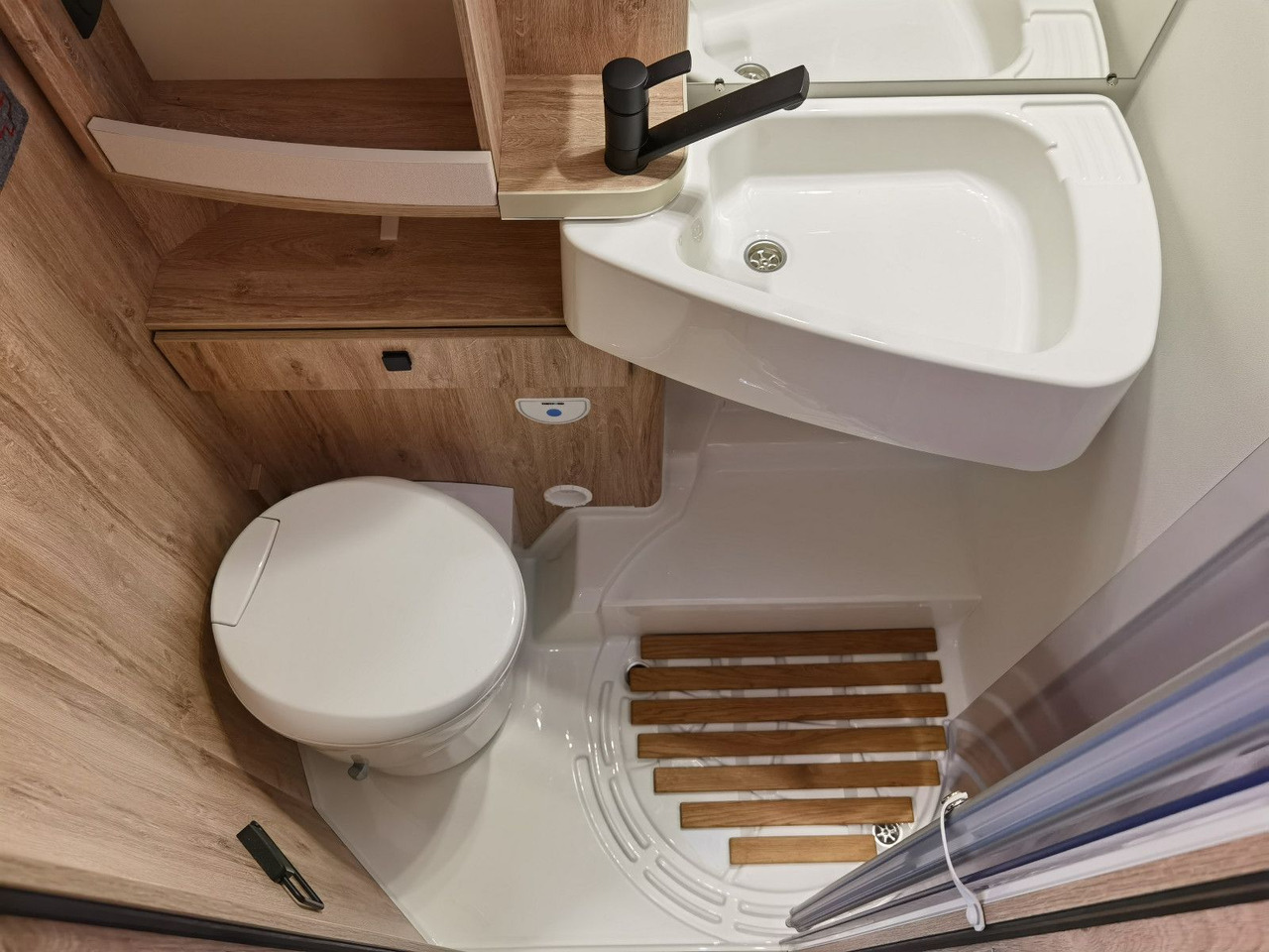 Leasing of  Eura Mobil PROFILA T 695 EB / 140PS/ MONDIAL / EINZELBETTEN Eura Mobil PROFILA T 695 EB / 140PS/ MONDIAL / EINZELBETTEN: picture 21