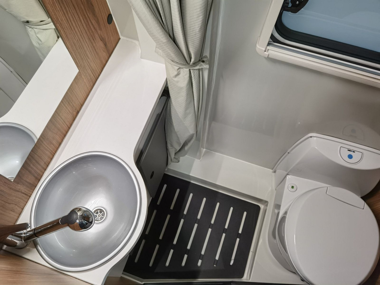 Leasing of  Karmann DEXTER 600 /2026/8G.AUTOM./ EINZELBETTEN  5.99M Karmann DEXTER 600 /2026/8G.AUTOM./ EINZELBETTEN  5.99M: picture 10