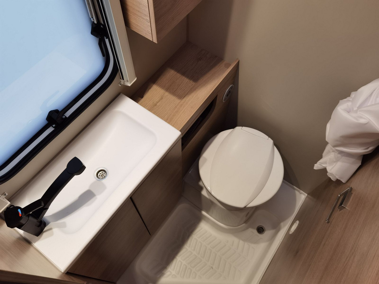 Caravan Weinsberg CARAONE 390 QD / -2026 -/ 1350 KG: picture 21 Caravan Weinsberg CARAONE 390 QD / -2026 -/ 1350 KG: picture 21