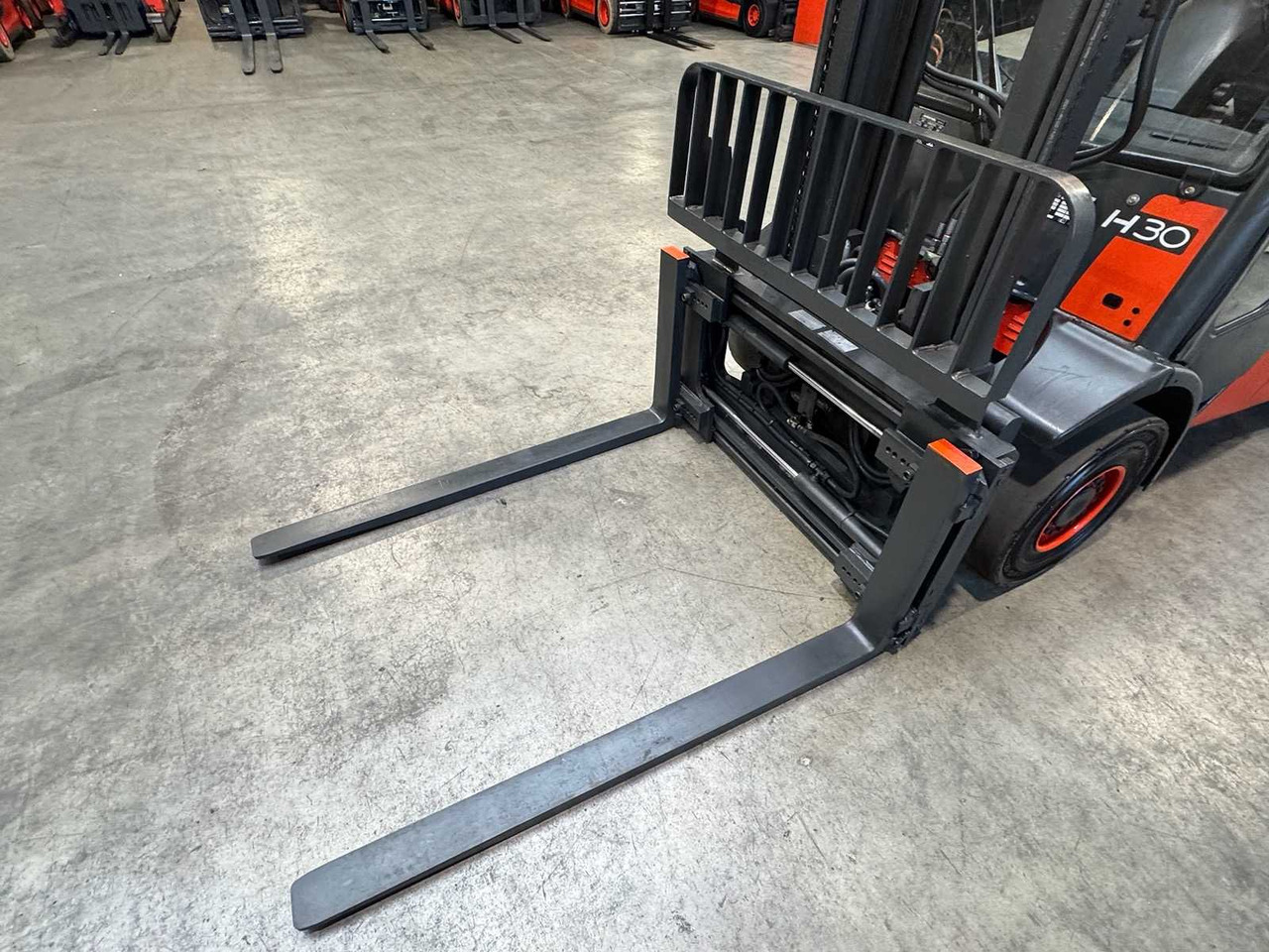 2006 LINDE H30T 3.000KG 3.+4. - Forklift: picture 2 2006 LINDE H30T 3.000KG 3.+4. - Forklift: picture 2