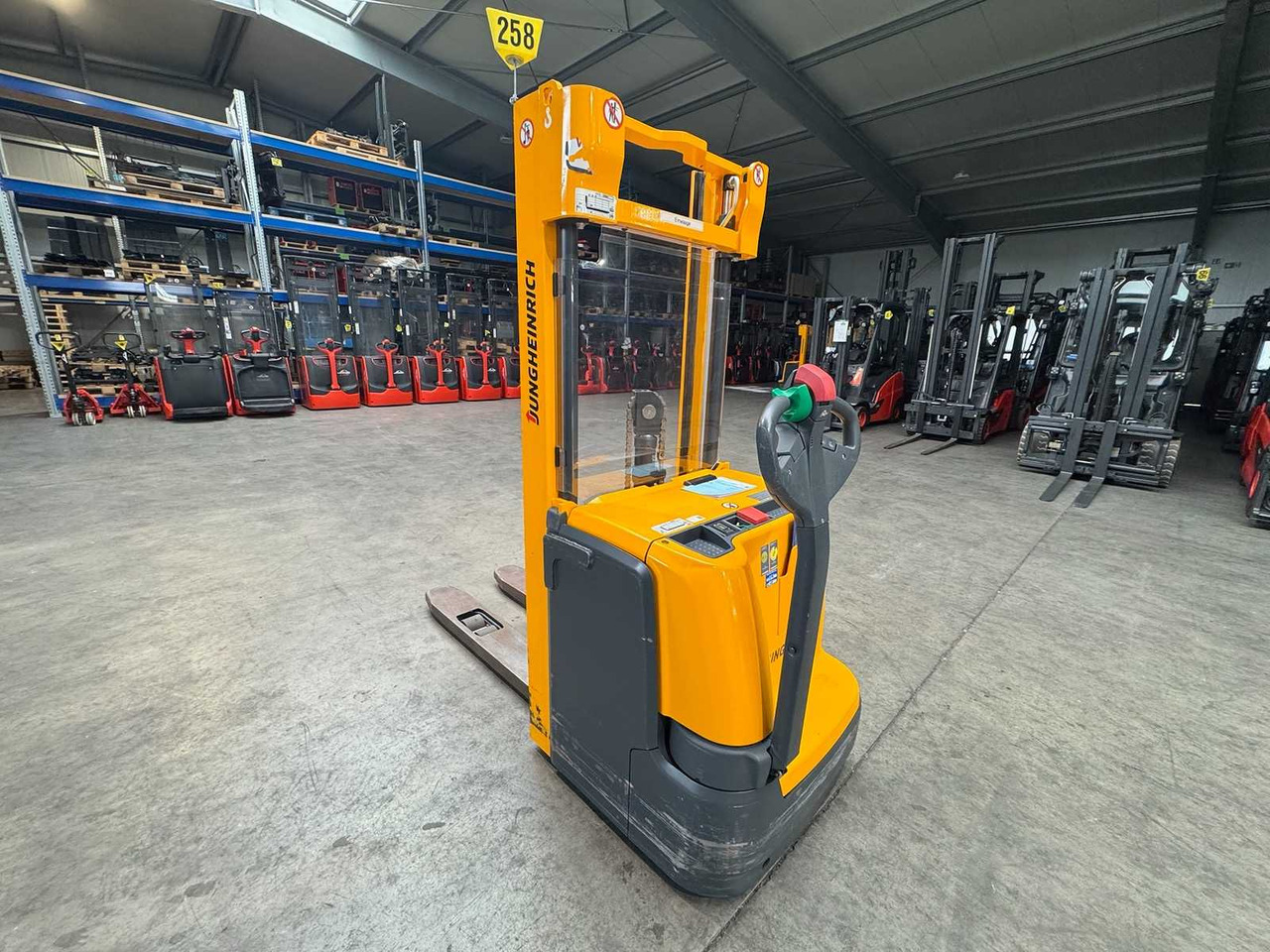 2015 JUNGHEINRICH EJC220 2,000KG STACKER PALLET TRUCK ANT FREE LIFT - Forklift: picture 4 2015 JUNGHEINRICH EJC220 2,000KG STACKER PALLET TRUCK ANT FREE LIFT - Forklift: picture 4
