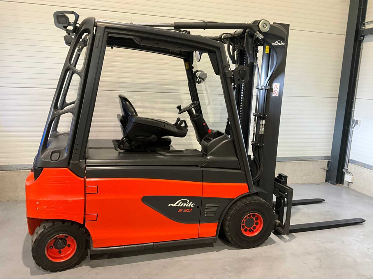 2017 LINDE E30L-01 3000KG FORKLIFT - Forklift: picture 5 2017 LINDE E30L-01 3000KG FORKLIFT - Forklift: picture 5