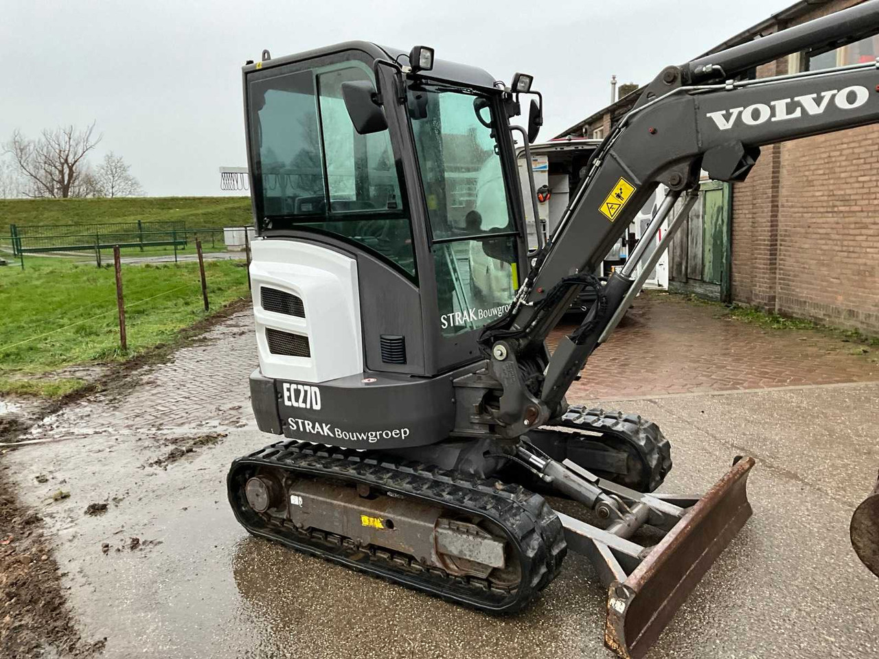 2017 VOLVO EC27D MINI EXCAVATOR - Mini excavator: picture 4 2017 VOLVO EC27D MINI EXCAVATOR - Mini excavator: picture 4