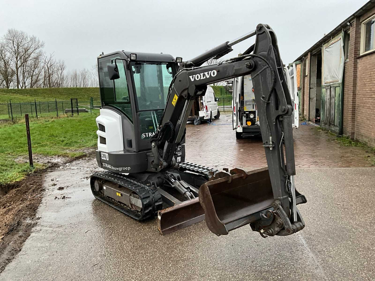 2017 VOLVO EC27D MINI EXCAVATOR - Mini excavator: picture 3 2017 VOLVO EC27D MINI EXCAVATOR - Mini excavator: picture 3