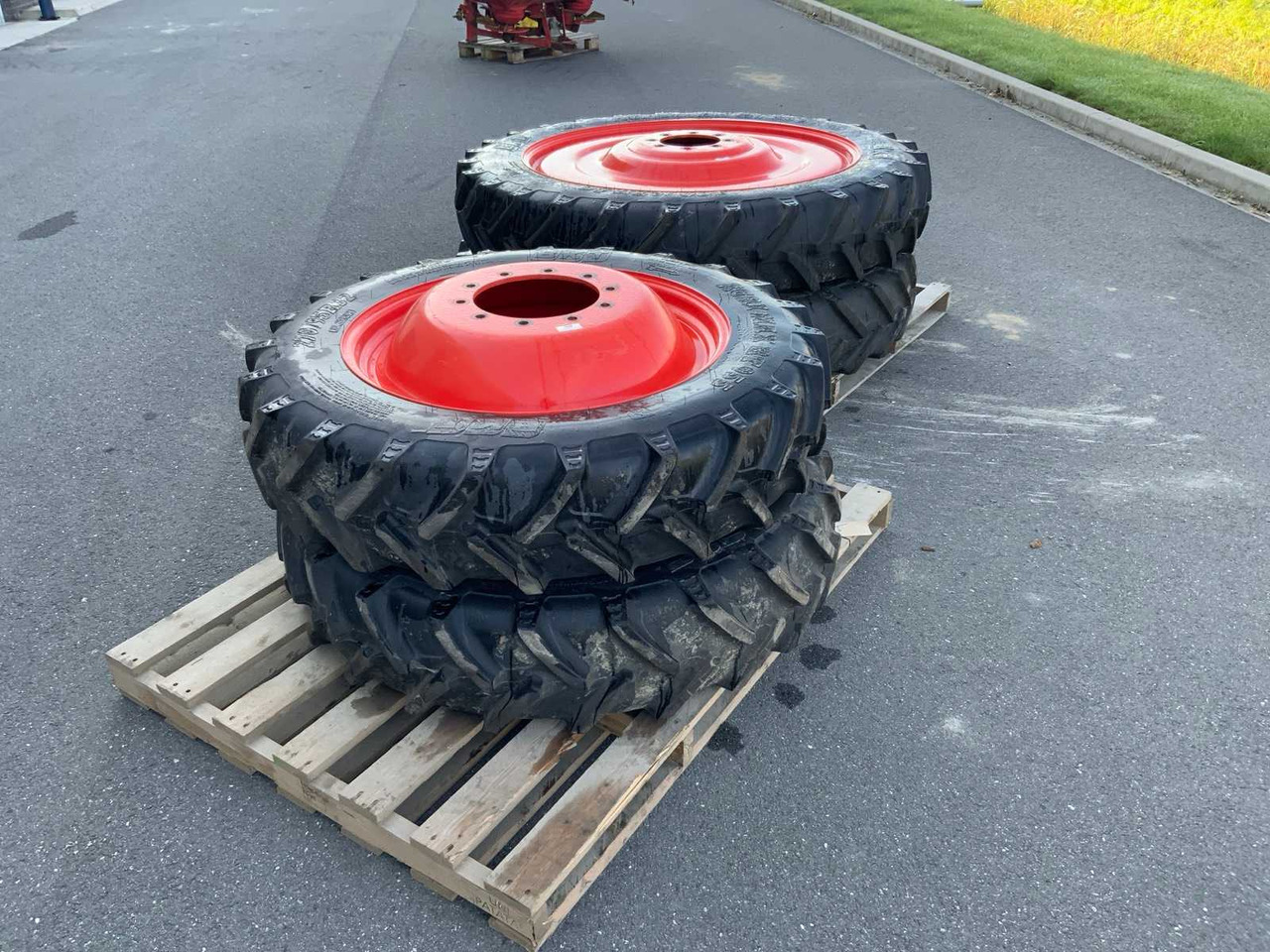 BKT Agri Max RT 955 - Wheels and tires for Farm tractor: picture 4 BKT Agri Max RT 955 - Wheels and tires for Farm tractor: picture 4
