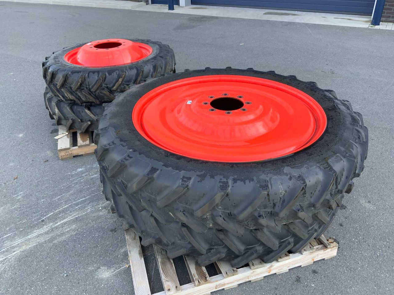 BKT Agri Max RT 955 - Wheels and tires for Farm tractor: picture 1 BKT Agri Max RT 955 - Wheels and tires for Farm tractor: picture 1