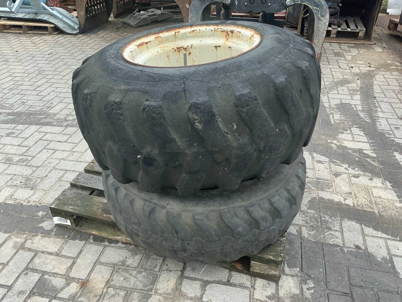 DOUBLE TIRE ON RIM - Wheel excavator: picture 1 DOUBLE TIRE ON RIM - Wheel excavator: picture 1