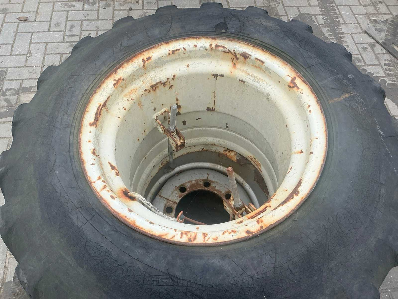 DOUBLE TIRE ON RIM - Wheel excavator: picture 4 DOUBLE TIRE ON RIM - Wheel excavator: picture 4