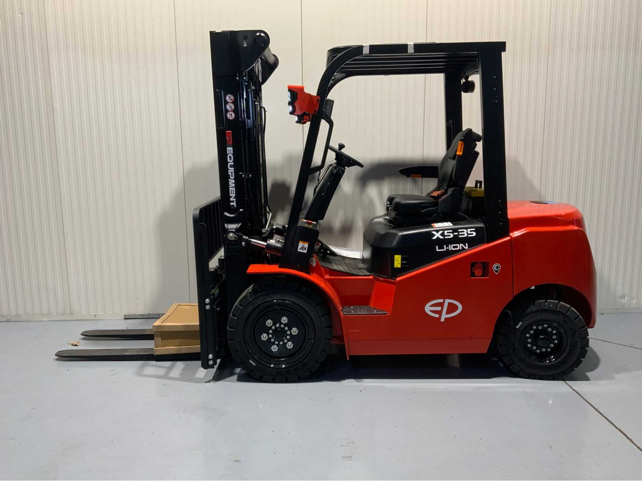 EP 3500KG LIFTING CAPACITY- 4.8 METER PLYWOOD, FREE-LIFT, SIDE-SHIFT FORKLIFT - Forklift: picture 2 EP 3500KG LIFTING CAPACITY- 4.8 METER PLYWOOD, FREE-LIFT, SIDE-SHIFT FORKLIFT - Forklift: picture 2