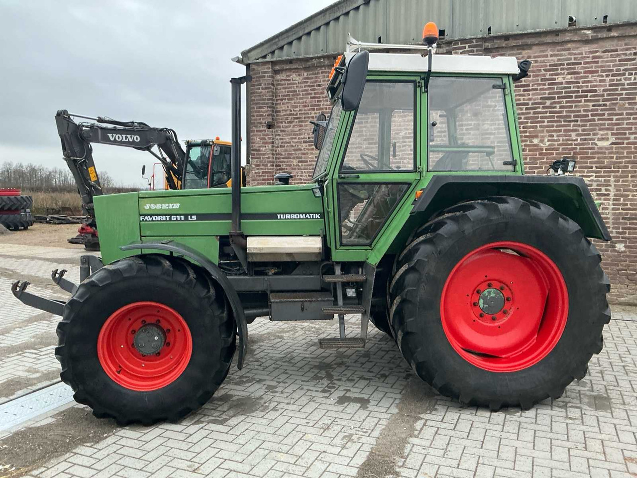 FENDT - 1984 - 611 LS - FOUR-WHEEL DRIVE AGRICULTURAL TRACTOR - Farm tractor: picture 2 FENDT - 1984 - 611 LS - FOUR-WHEEL DRIVE AGRICULTURAL TRACTOR - Farm tractor: picture 2