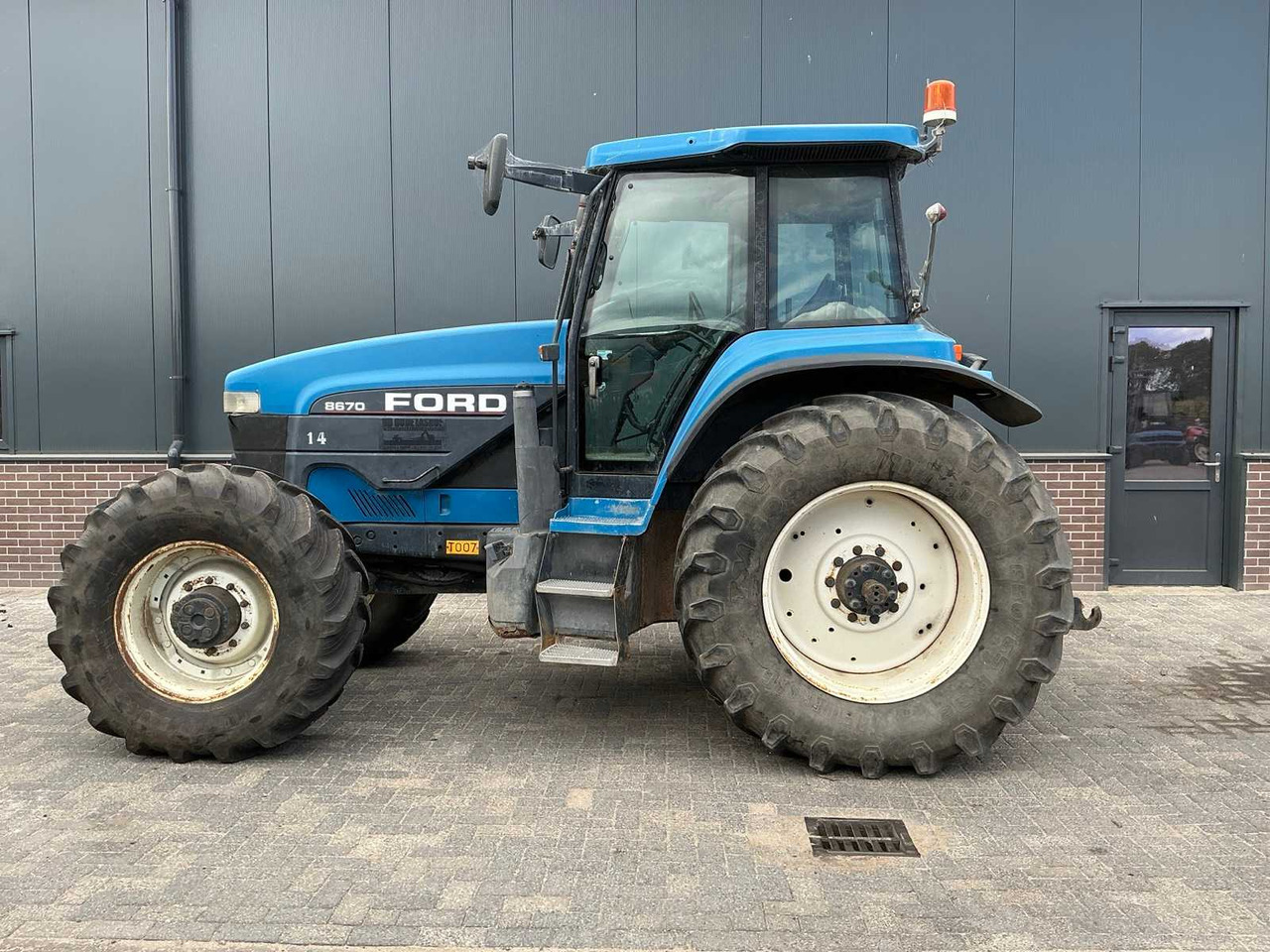 Ford 8670 - Farm tractor: picture 2 Ford 8670 - Farm tractor: picture 2