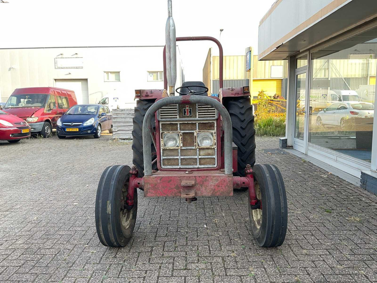 International 453 - Farm tractor: picture 4 International 453 - Farm tractor: picture 4