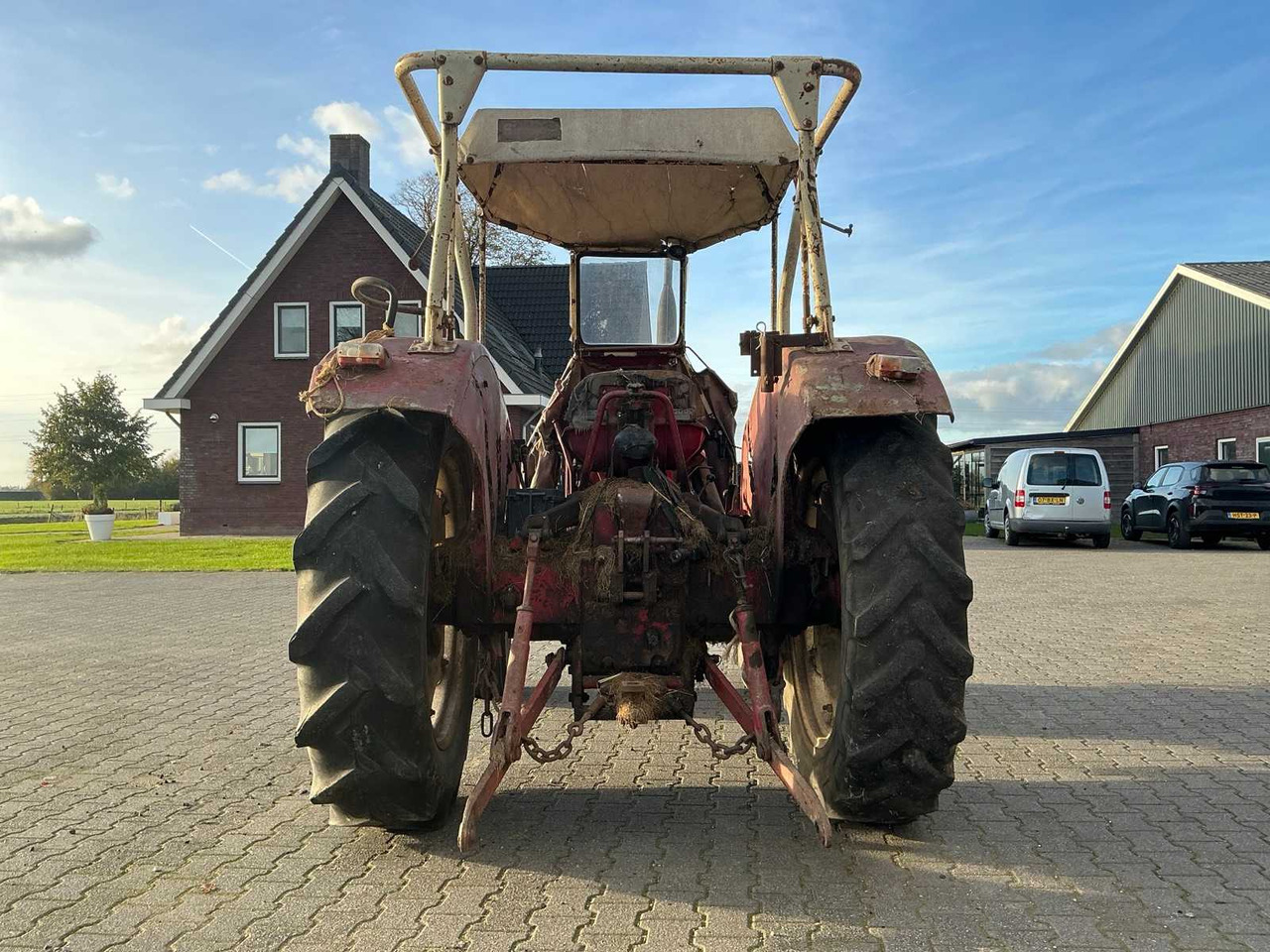 International 724 - Farm tractor: picture 4 International 724 - Farm tractor: picture 4