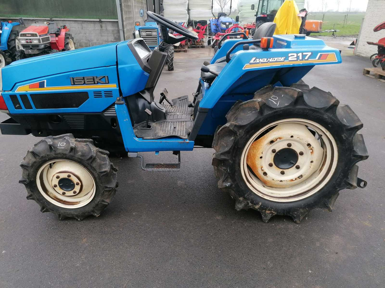 Iseki TU217F - Compact tractor: picture 1 Iseki TU217F - Compact tractor: picture 1