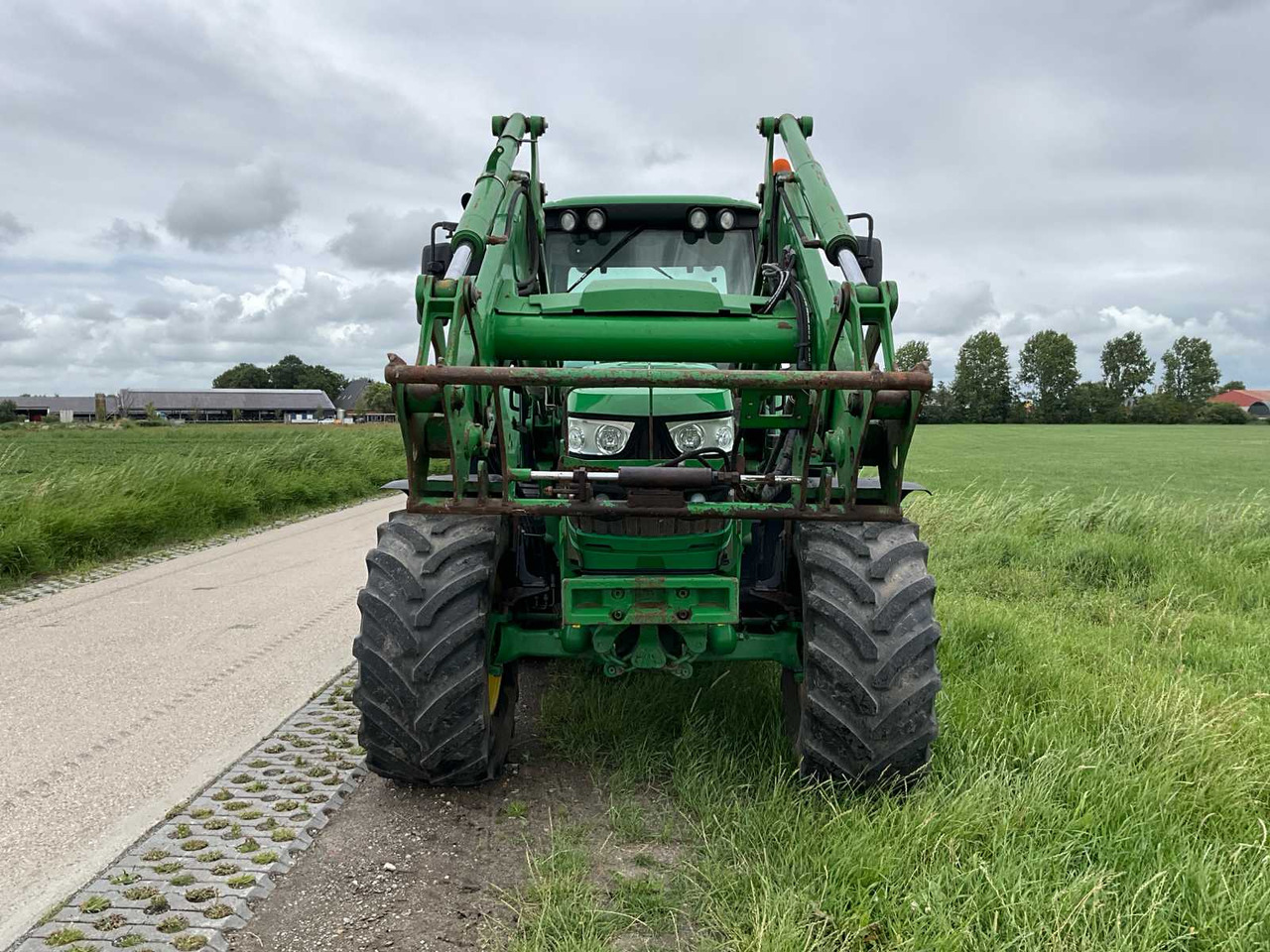 John Deere 6130M - Farm tractor: picture 3 John Deere 6130M - Farm tractor: picture 3