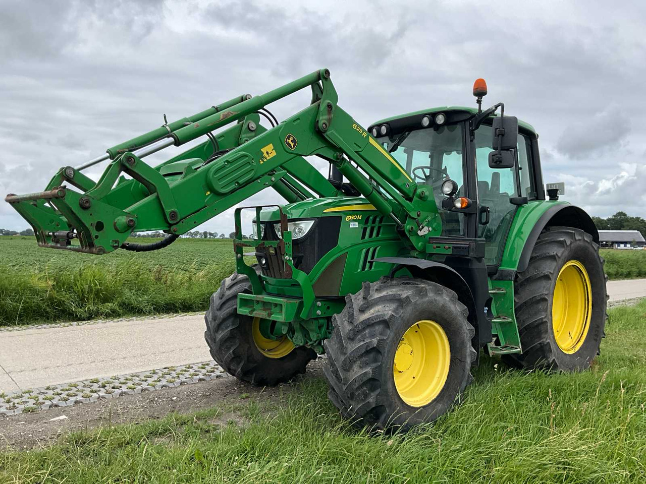 John Deere 6130M - Farm tractor: picture 2 John Deere 6130M - Farm tractor: picture 2