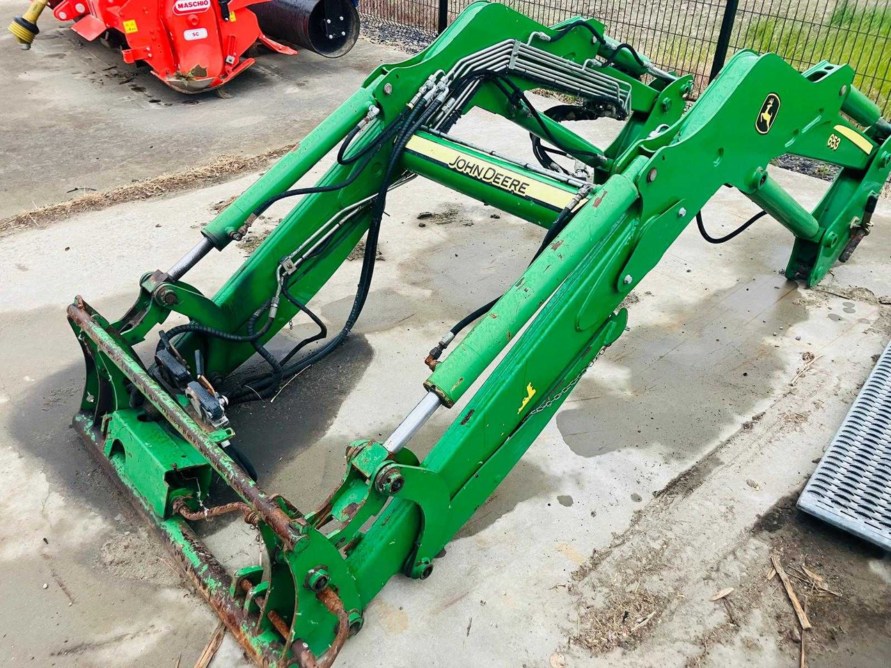 John Deere 653 - Front loader for tractor: picture 2 John Deere 653 - Front loader for tractor: picture 2